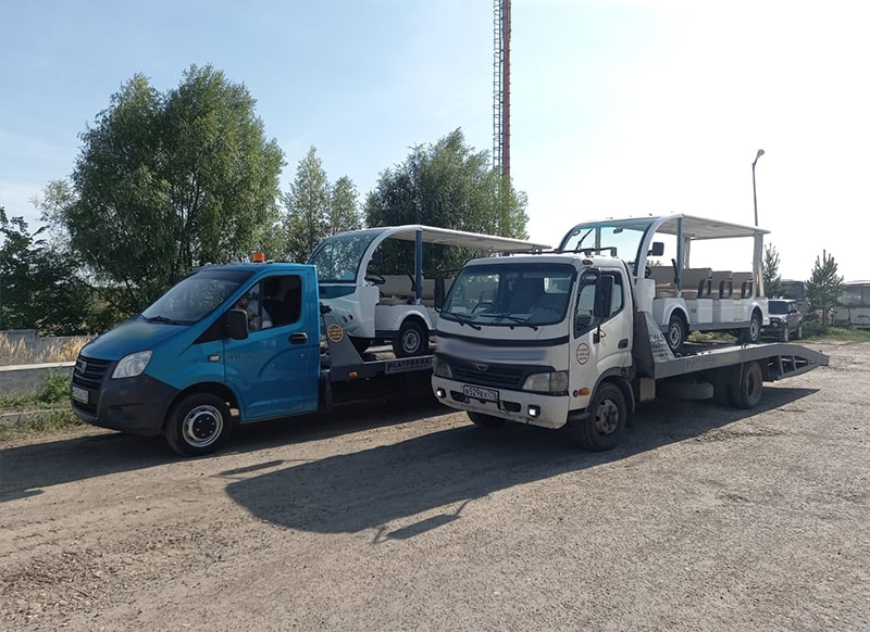 два эвакуатора перевозят гольфкар